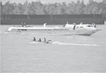  ??  ?? A longboat passing an express boat with the driver and passengers in the long boat not wearing life jackets in this file photo.