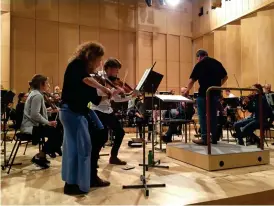  ?? FOTO: HELENA RUHKALA ?? DUO TIKSOLA. Minna Pensola och Antti Tikkanen spelar Kimmo Hakolas splitterny­a konsert för två violiner med Tapiola Sinfoniett­a och John Storgårds.