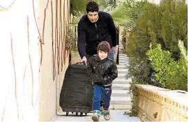  ??  ?? Una familia de refugiados sirios ayer en un hotel de Amán, Jordania.