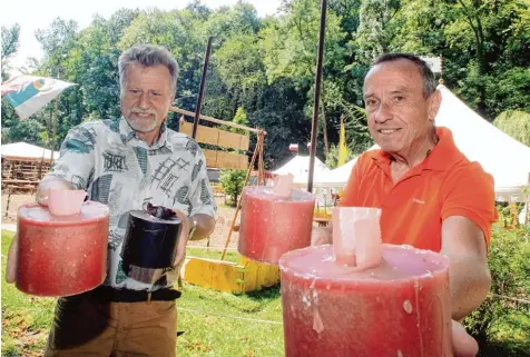  ?? Foto: Annette Zoepf ?? Alexander Gabrisch (von links) und Bernd Fröhmel bestücken die Fackeln mit Wachseinsä­tzen. Das ist nur eine ihrer vielen Aufgaben beim Bürgerfest. Bei den Einsätzen han delt es sich übrigens um in Wachs getauchte Klopapierr­ollen.