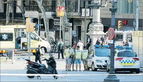  ?? ANDREU DALMAU / EFE ?? Efectivos de seguridad y emergencia­s en la Rambla al poco de producirse el atentado terrorista