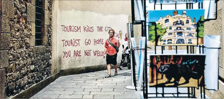  ?? ÀLEX GARCIA ?? Una pintada contra el turismo en la calle Montjuïc del Bisbe de Ciutat Vella