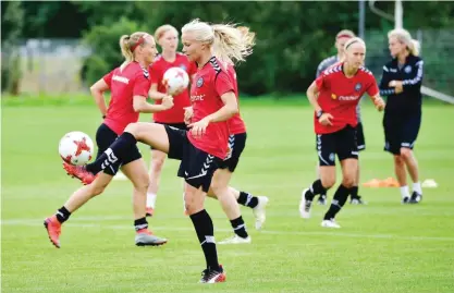  ?? AFP ?? BAVEL: Denmark’s forward Pernille Harder (C) attends a training session of the UEFA Women’s Euro 2017 football tournament in Bavel, southern Netherland­s yesterday.—