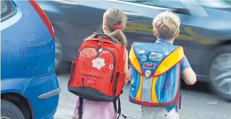  ?? SYMBOLFOTO: DPA ?? Gefahr auf der Straße: Kinder sollen sicher zu Schule und Kita gelangen. Dazu sollen Eltern vor allem auf das Auto verzichten.