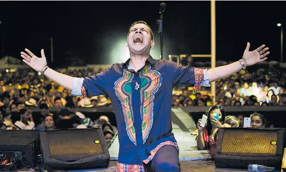  ??  ?? Martín Elías en uno de sus conciertos en la Costa Caribe. Su último álbum, ‘Sin límites’, ha vendido más de 60.000 copias, según datos de Sony Music.