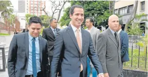  ??  ?? en el parlamento venezolano, el líder opositor Juan Guaidó denunció “la desaparici­ón forzosa” de un general, dos coroneles, un capitán de corbeta y un teniente de la Fuerza Armada, y acusó de ello al gobierno.