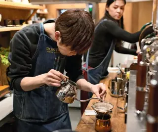  ??  ?? Rituel Le concept du coffee shop Rostro ? Savourer autant le goût du breuvage servi que la savante et précise gestuelle des préparatio­ns.