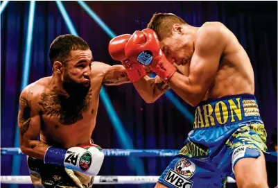  ??  ?? ADRENALINA. Luis 'Pantera' Nery lanza un golpe de zurda tratando de impactar el costado de Aarón Alameda.