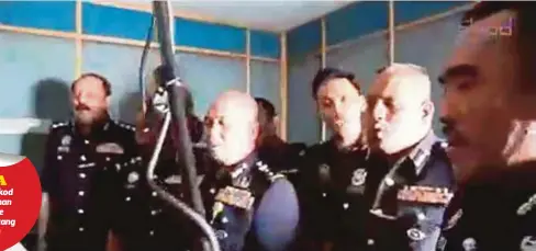  ??  ?? KLIP video yang menampilka­n beberapa pegawai kanan polis menyanyi tular di media sosial.