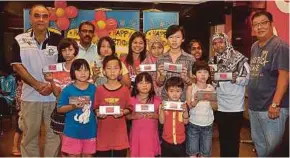 ??  ?? SRJK(C) Pandan pupils with free spectacles that they receive from Yayasan Kebajikan Suria Kawasan Permas.