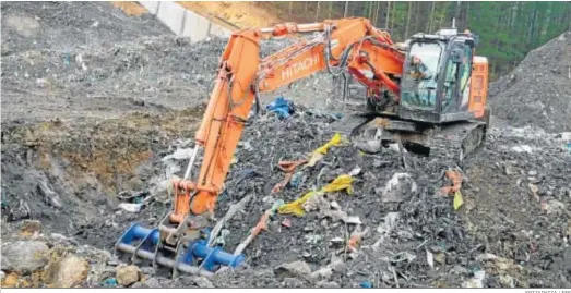  ?? ERTZAINTZA / EFE ?? Maquinaria pesada continuaba ayer buscando el cuerpo de Joaquín Beltrán en el vertedero de Zaldibar.