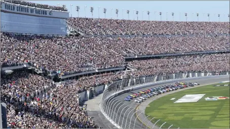  ?? DAVID GRAHAM — THE ASSOCIATED PRESS ?? Kyle Larson, front right, and Alex Bowman lead the field to start the NASCAR Daytona 500at Daytona Internatio­nal Speedway on Sunday.