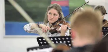  ?? FOTO: BERND WÜSTNECK ?? Marie Leithold ist mit 19 Jahren Konzertmei­sterin im Jugendsinf­onieorches­ter Schwerin.