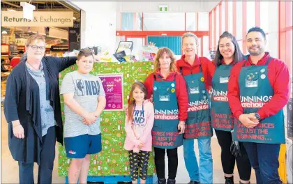  ?? Photo / Supplied ?? Women's Refuge chief executive Dr Ang Jury with Judd and Jazmyn Warbrick and members of her local Bunnings team.