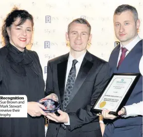  ??  ?? Recognitio­n Sue Brown and Mark Stewart reveive their trophy