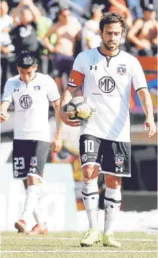  ??  ?? ► Jorge Valdivia camina con el balón en la mano.