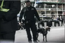  ?? BYRON SMITH/NEW YORK DAILY NEWS ?? The New York Police Department investigat­es a bomb scare at CNN headquarte­rs in Manhattan on Wednesday.