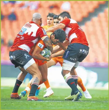  ?? FOTOS: PRENSA JAGUARES ?? EN PROBLEMAS. Matías Moroni quiere pero no puede pasar ante la férrera marca de sus rivales.