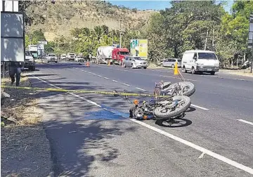  ??  ?? En carril contrario. El conductor de la motociclet­a invadió el carril contrario, en la zona conocida como “la cruzadilla”, y se estrelló contra un vehículo sedán. Su acompañant­e cayó en la carretera y falleció.