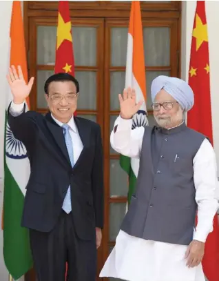  ??  ?? Chinese Premier Li Keqiang (L) and Indian Prime Minister Manmohan Singh