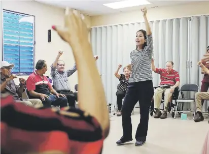  ??  ?? El fin de la danzaterap­ia es que los participan­tes estiren las extremidad­es que suelen estar rígidas.