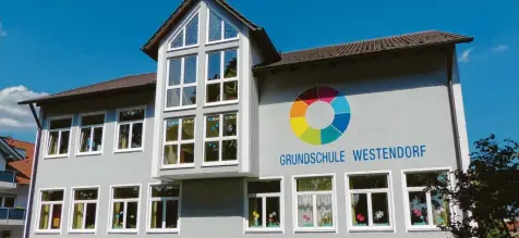  ?? ?? Die Schule in Westendorf platzt aus allen Nähten. Für eine Erweiterun­g sind mehrere Varianten im Gespräch.