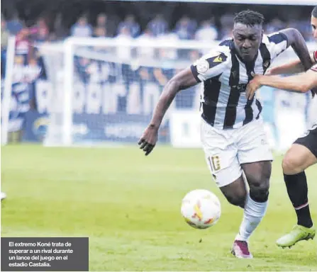  ?? ?? El extremo Koné trata de superar a un rival durante un lance del juego en el estadio Castalia.