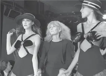  ?? Jean-Claude Delmas AFP / Getty Images ?? A FIXTURE OF PARIS’ FASHION SCENE Sonia Rykiel, center, presents two models during a fashion show in 1980. For the generation of women who came of age in the heady 1960s and ’70s, Rykiel came to symbolize the new era of freedom.