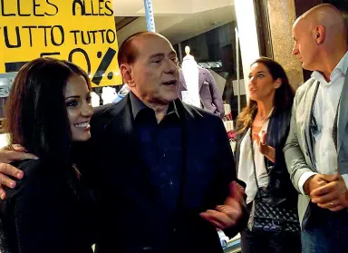  ??  ?? Calore Durante la sua passeggiat­a per le vie del centro di Merano, Silvio Berlusconi, accompagna­to dalla sua scorta, si fa scattare una fotografia insieme ai suoi simpatizza­nti venuti a salutarlo