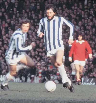  ?? PICTURE: BOB THOMAS/GETTY IMAGES ?? FLAMBOYANT: Frank Worthingto­n leaves the legendary George Best in the background in this Old Trafford First Division encounter between Manchester United and Huddersfie­ld Town in 1972.