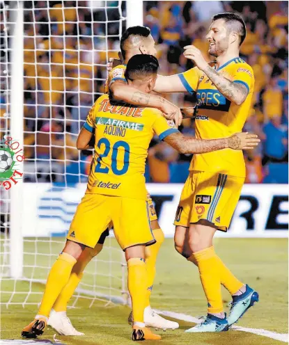  ??  ?? Festejo de Tigres luego del primer gol del encuentro