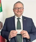  ?? ?? EL CÓNSUL de México y su credencial