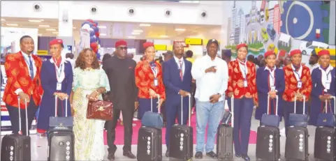  ?? ?? Vice Chairman of Air Peace Airline, Alice Onyema ( 3rd left); Chairman of the airline, Allen Onyema; Minister of Aviation and
Aerospace Developmen­t, Festus Keyamo ( middle), flanked by crew members during Air Peace Lagos- London inaugural flight ceremony in Lagos,