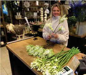  ?? BILD: JERRY CARLSSON ?? Christina Holmqvist har stora planer för Blomsterde­sign på Mellby Center.