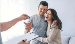  ?? ISTOCK ?? Una pareja feliz recogiendo las llaves de su nueva casa.