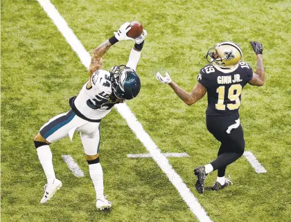  ?? JONATHAN BACHMAN/GETTY IMAGES ?? The Eagles got off to a good start when Cre’von LeBlanc came up with an intercepti­on in the first quarter.