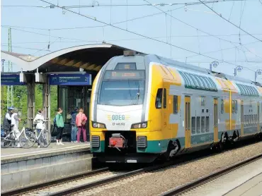  ?? Foto: dpa/Bernd Settnik ?? Fahrgäste warten in Lübbenau auf einen Regionalex­press-Zug der von der ODEG betriebene­n Linie RE2.