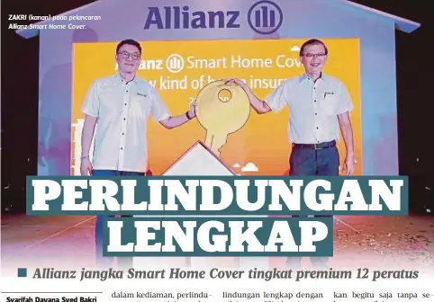  ??  ?? ZAKRI (kanan) pada pelancaran Allianz Smart Home Cover.