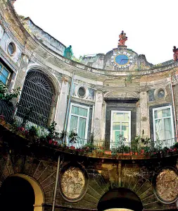  ??  ?? Palazzo Spinelli di Laurino Si tratta di una delle più antiche e importanti dimore storiche di Napoli, dove aleggerebb­e il fantasma di una fanciulla