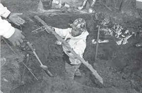  ?? CARLOS OSORIO/AP ?? A cut lead pipe is pulled from a dig site for testing at a home in Royal Oak, Mich., on Nov. 16. The Detroit suburb historical­ly had low test results, but it had to notify the public of a problem after the state mandated new sampling methods.