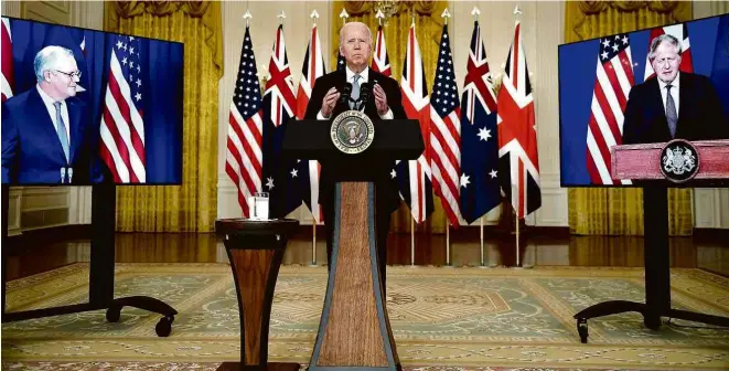  ?? Brendan Smialowski - 15.set.21/AFP ?? O presidente americano, Joe Biden, participa, na Casa Branca, de entrevista virtual junto aos premiês Boris Johnson, do Reino Unido, e Scott Morrison, da Austrália