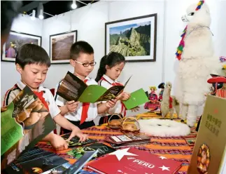  ?? Cnsphoto ?? 21 de abril de 2016. Niños chinos en el stand de Perú en el Festival de Cultura y Turismo de América Latina y el Caribe.