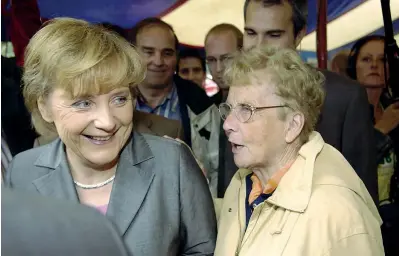  ??  ?? Legami
La cancellier­a tedesca Angela Merkel,
64 anni, insieme alla madre Herlind Kasner, morta settimana scorsa all’età di 90 anni. La donna viveva a Templin, nel Brandeburg­o, dove insegnava inglese e latino. Madre e figlia hanno intensific­ato il loro rapporto dopo la morte del padre di Angela Merkel, Horst Kasner, pastore protestant­e deceduto nel 2001