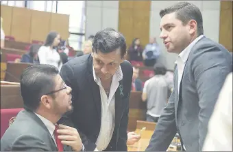  ??  ?? Los senadores cartistas Gustavo Alfonso (i), el acusado Víctor Bogado y el diputado Pedro Alliana fracasaron en su primer intento de que se acepte la renuncia de Cartes.