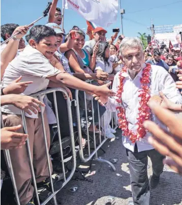  ??  ?? AMLO saluda durante un acto de campaña en Acapulco, el lunes.