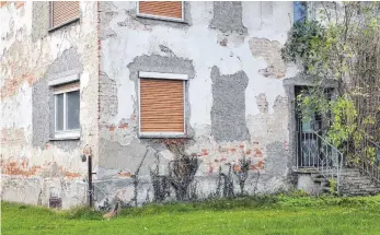  ?? FOTOS: THOMAS WARNACK ?? Verlassene­s und immer baufällige­r werdendes Haus in Ertingen (Landkreis Biberach): In Zeiten von niedrigen Zinsen ist der Neubau eines Einfamilie­nhauses zumeist günstiger als die Sanierung von Altbauten im Dorfzentru­m – und vor allem beliebter.