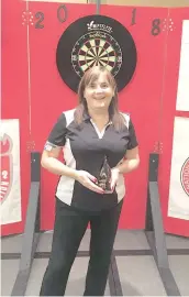  ??  ?? Rhonda, qui joue aux fléchettes depuis plus de 20 ans, s’est déjà qualifiée pour les championna­ts du monde et se rendra en Angleterre en octobre pour concourir. Ici, elle accepte le prix de 2e place dans le tournoi provinciau­x, la fin de semaine de...