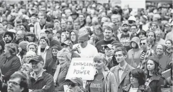  ?? MEG VOGEL, THE CINCINNATI ENQUIRER- USA TODAY SPORTS ?? Thousands braved the gloomy weather for a rally in downtown Cincinnati.