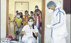  ?? PARVEEN KUMAR/HT ?? Health workers prepare to collect samples for Covid-19 tests in Gurugram on Tuesday.