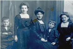  ?? Foto: Familie Cullmann ?? Ein Bild der Familie Frank aus dem Jahr 1911 zeigt (von links) Ludwig, die Schwester Herta, die Mutter Barbara sowie die Geschwiste­r Siegfried und Rosa.